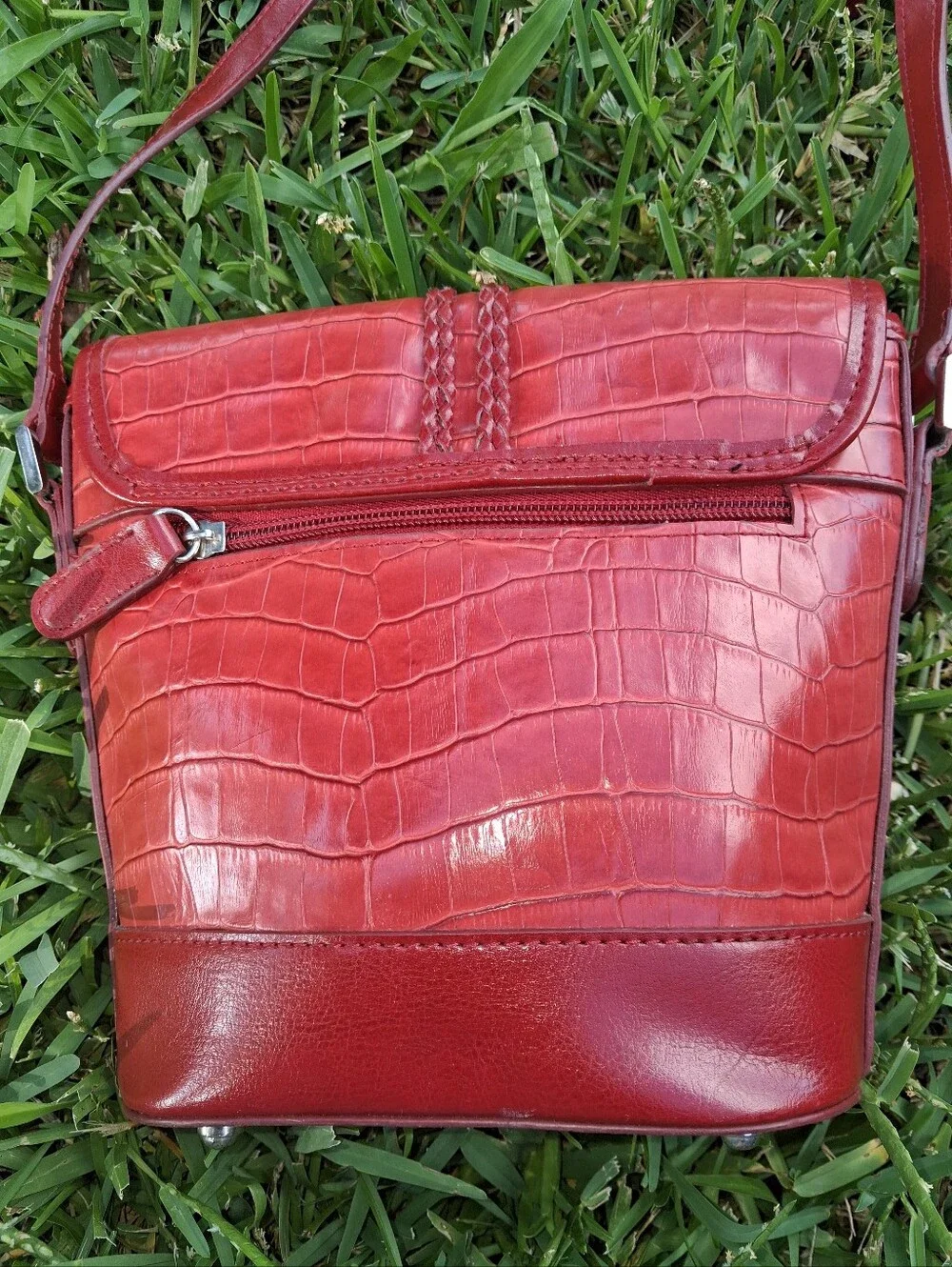 GORGEOUS RED FAUX CROC STYLE EMBOSSED PURSE. VIBRANT SILVER TONE HARDWARE.